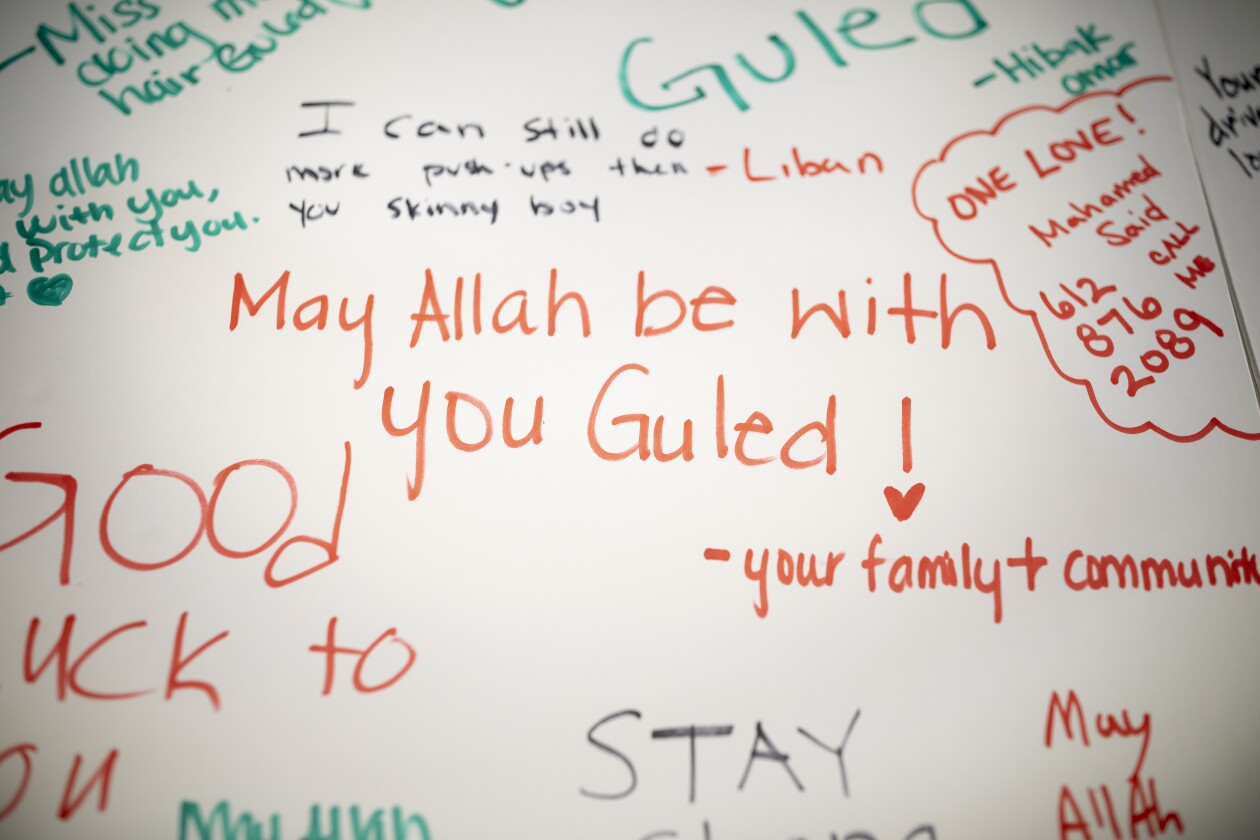 Young Somalis write messages of support